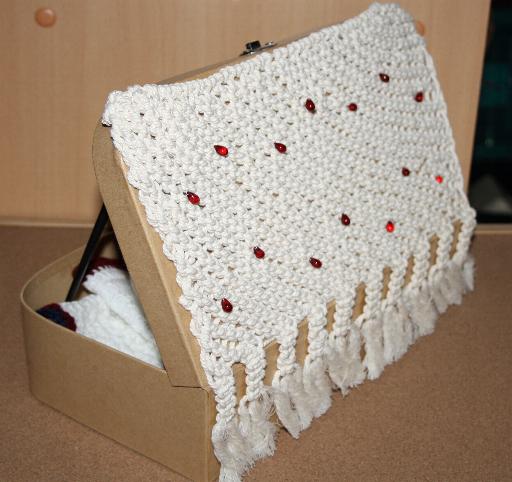 Décoration en macramé , cadeau naissance valise : gilet , couverture et chaussons au crochet